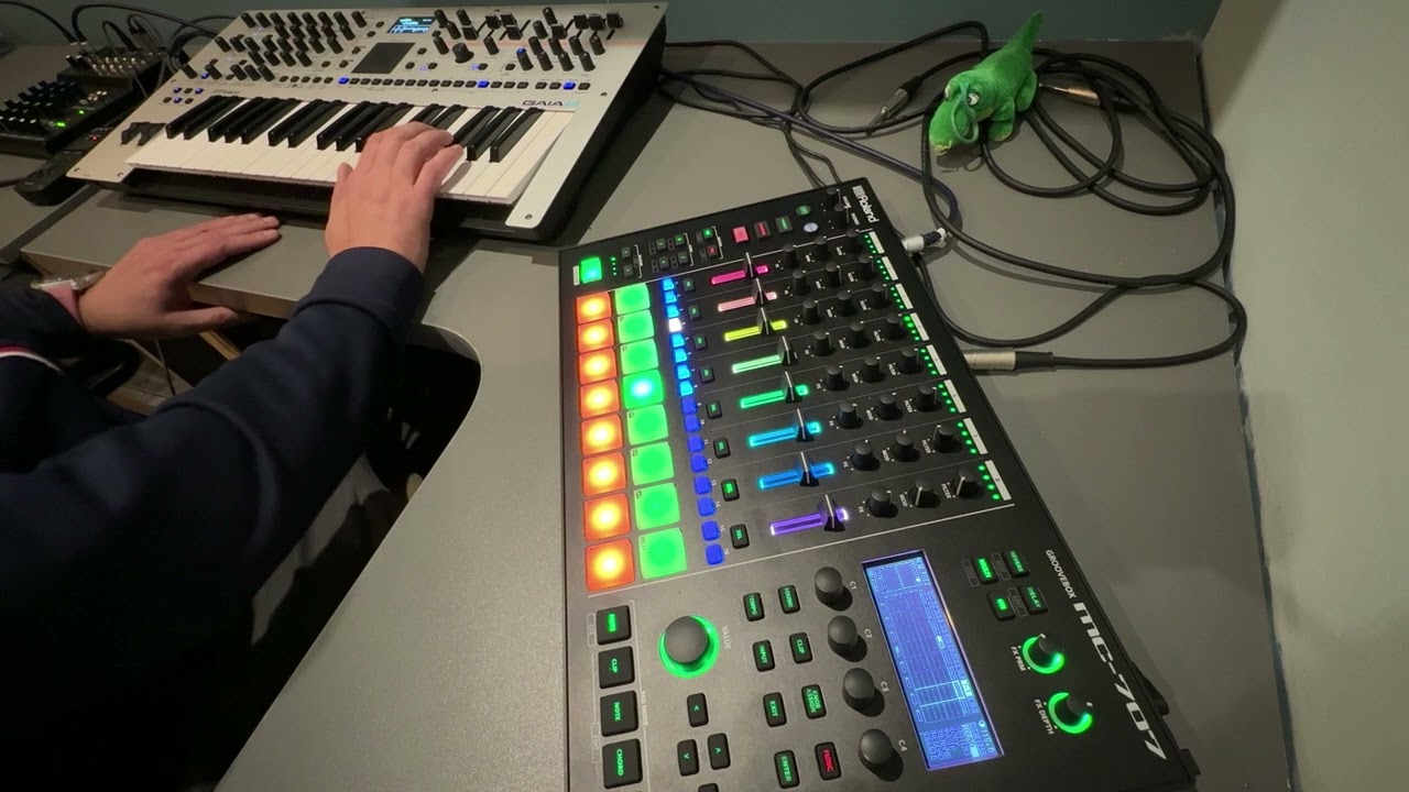 Techno Jam - Roland MC-707, Roland Gaia 2