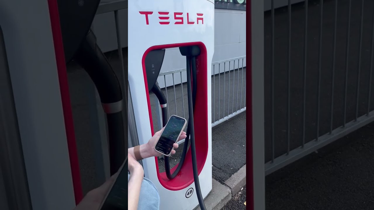 Czy można ładować VW ID Buzz na Supercharger Tesli w Wielkiej Brytanii? Pr&oacute;bujemy i ponosimy pora...