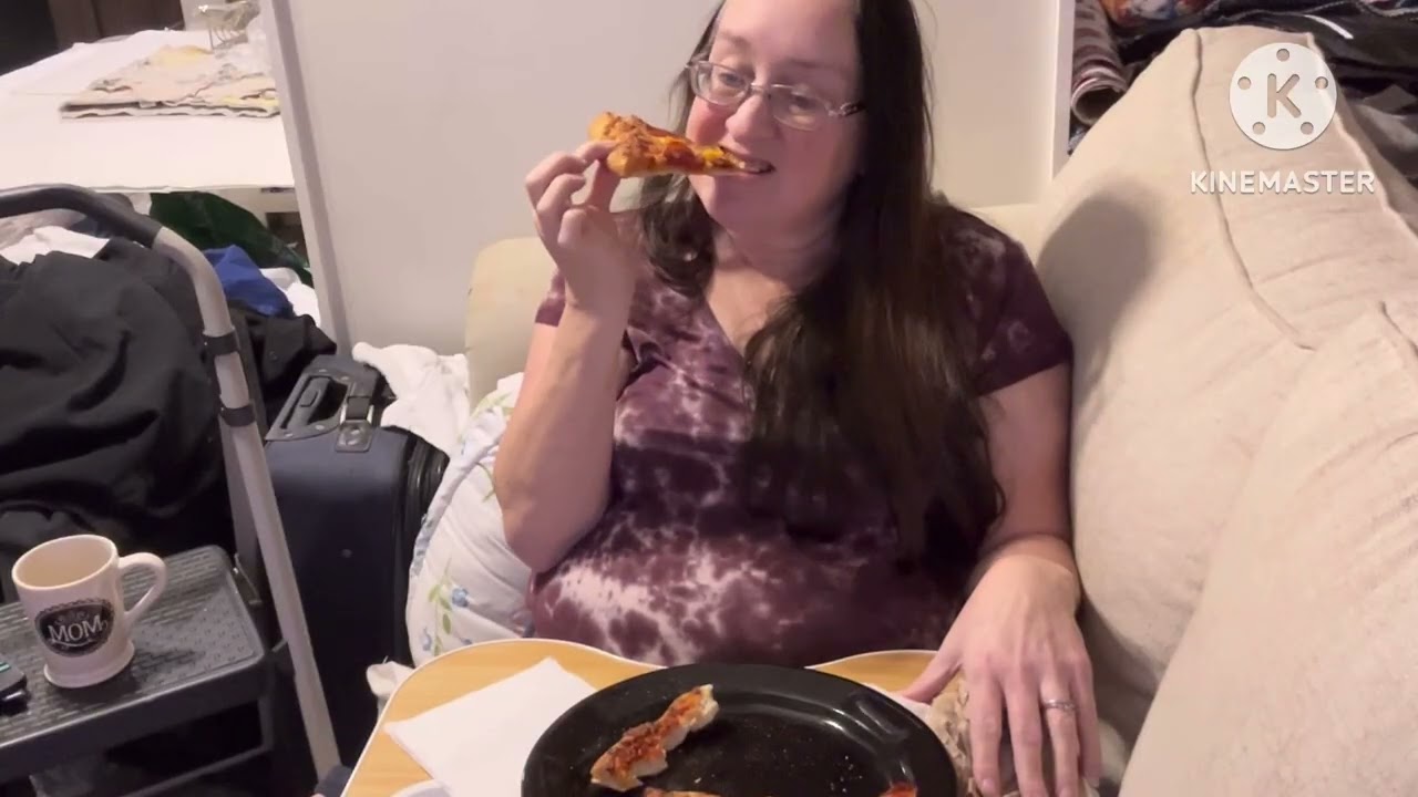 Eat Dominoes pizza leftovers with me