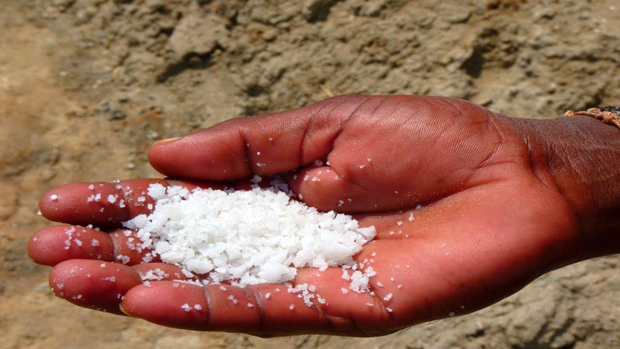 Spargi Del Sale Negli Angoli Della Tua Casa e Guarda Cosa Succede