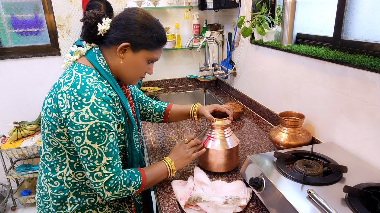 महालक्ष्मी आली घरी//ओटी कोणी पाठवली//कुंचन मध्ये कोणते साहित्य?//देवीचे वस्त्र//मार्गशीर्ष गुरुवार