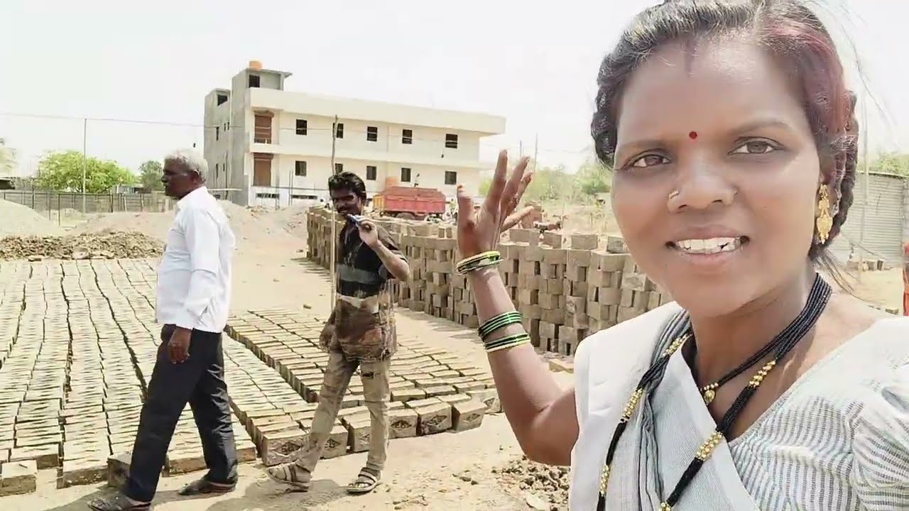 लग्नाच वराड विट भट्टीवर नवरी थापते चिखल उन्हात 