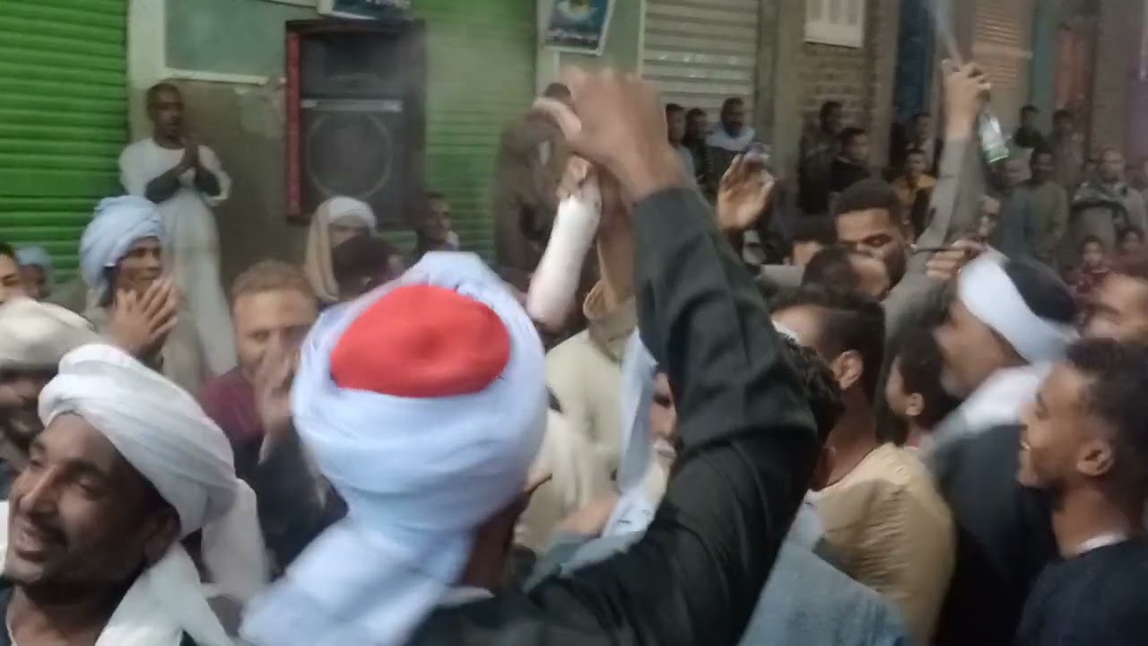 😲شاهد مجزوب يقوم بضرب الشيخ عبدالرحيم الاسناوي في الزكر 😲😲من احتفال بمولد السيده زينب