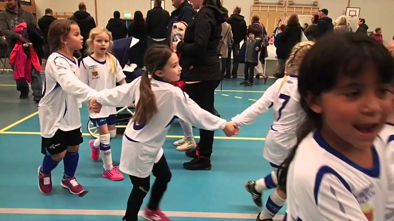Superjentene fra Follese FK 09 jubler seg gjennom julecupen