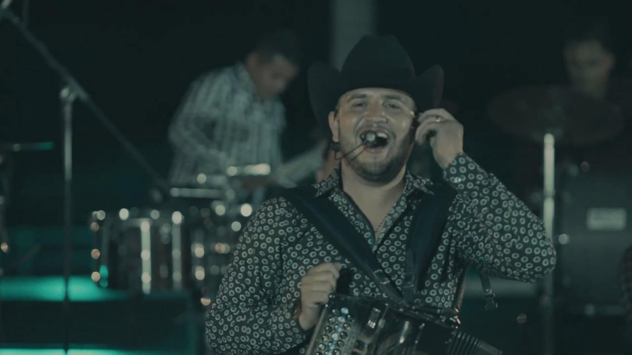 Calibre 50 - El Pistolero - El Chinelito Borracho (Medley / En Vivo)