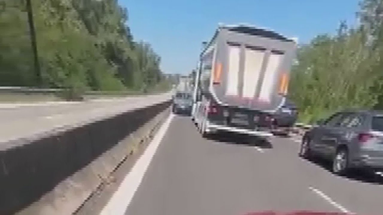 Contromano sulla E45, camionista evita la tragedia
