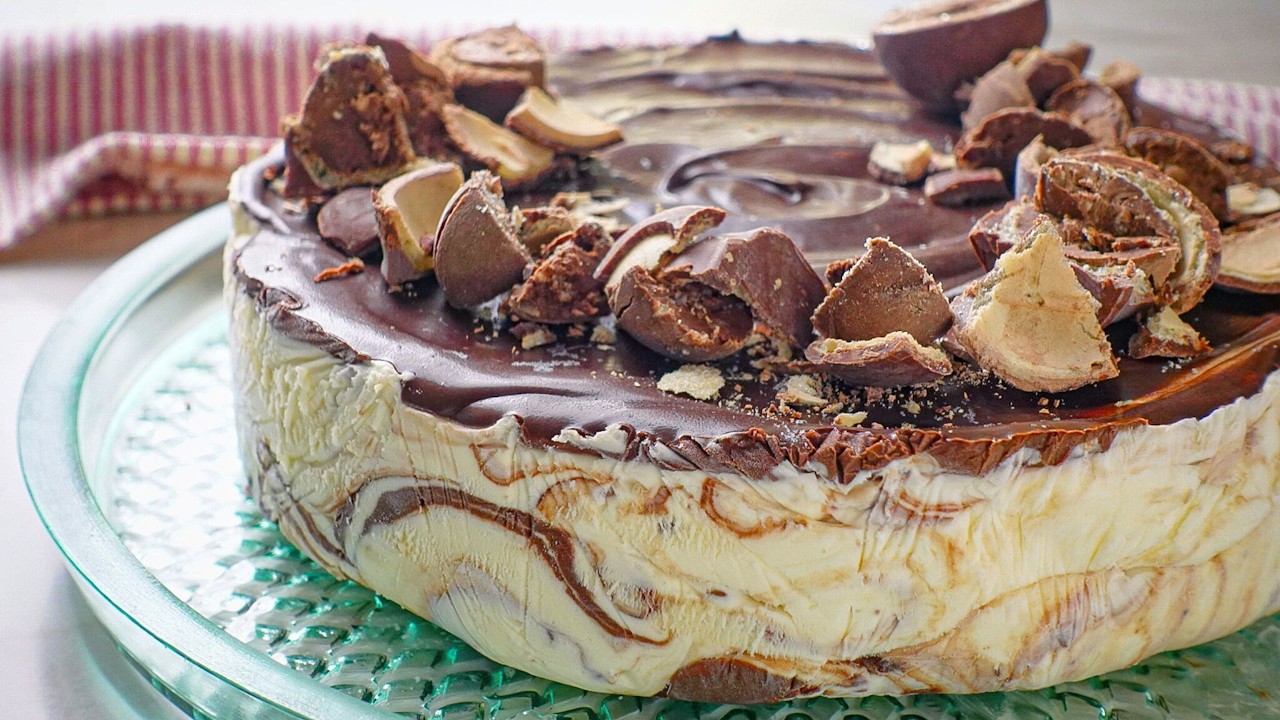 PARE DE COMPRAR SORVETE! FAÇA ESSA CASSATA DE NATA COM BOMBOM EM CASA