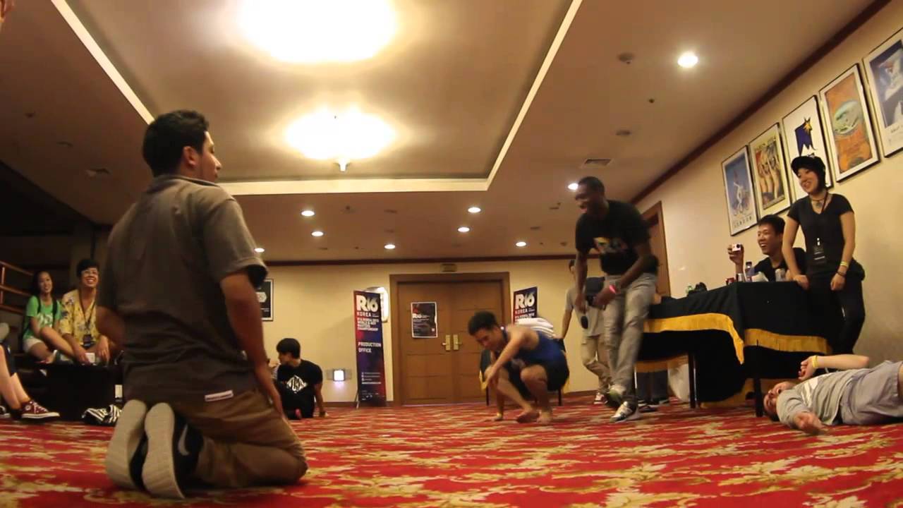 R16 Cyphers - Dyzee VS. Roxrite VS. Niek VS. Lamine - Funny cypher at the hotel