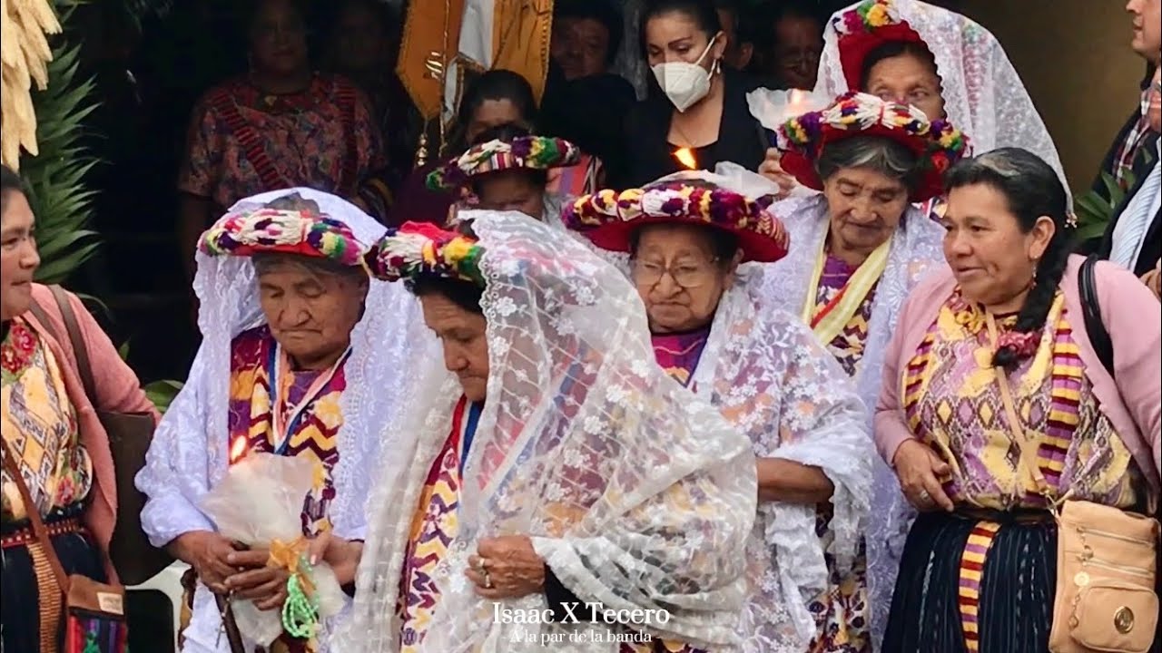 BAJO LA LLUVIA inicio del traslado del Niño del Santísimo ~ Vísperas de Corpus Cristi en Xela 2023