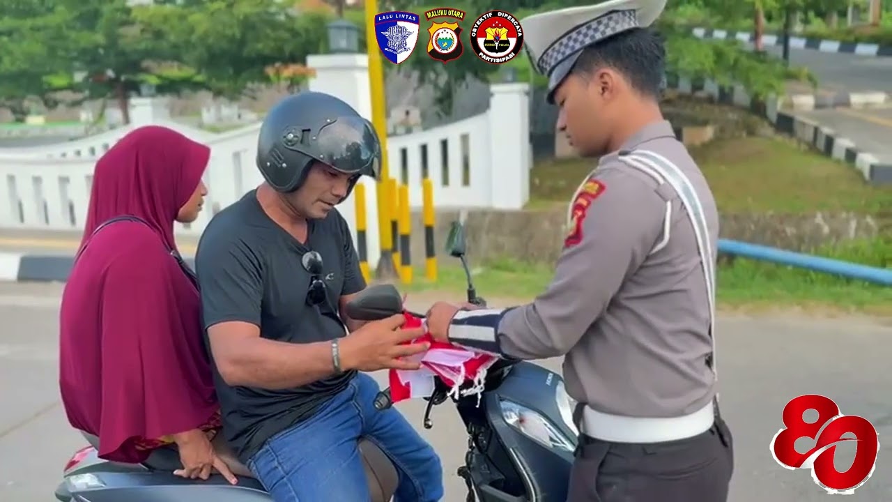 SAT LANTAS POLRES HALTENG BAGIKAN BENDERA MERAH PUTIH KEPADA PENGENDARA DALAM RANGKA HUT RI KE - 80