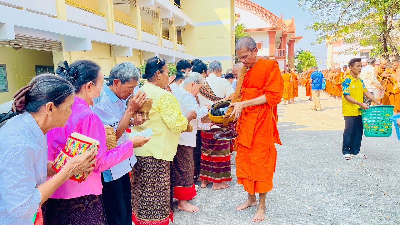 เมตตาพระเดชพระคุณ“พระพรหมวัชรธีราจารย์, ศ.,ดร.“อธิการบดี มจร. รับบิณฑบาต ณ วิทยาลัยสงฆ์งบุรีรัมย์