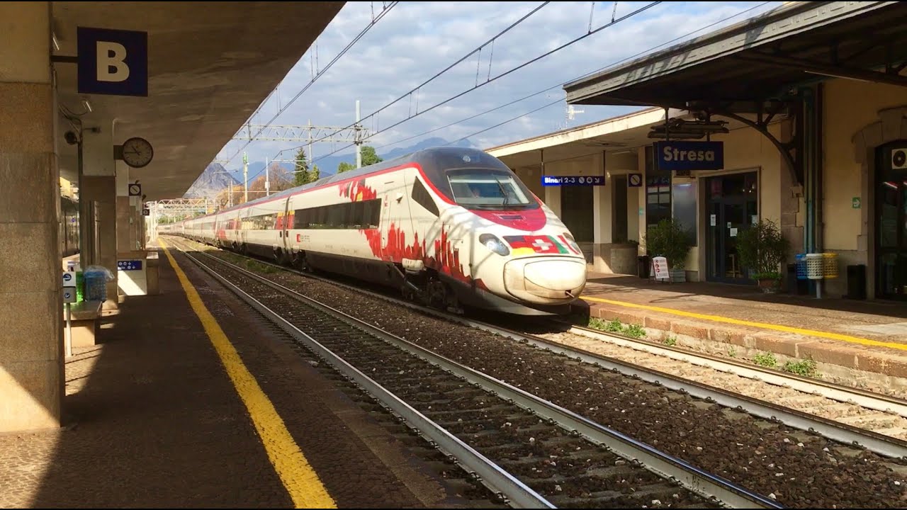 Transito nella stazione di Stresa del treno EuroCity 37 &ldquo;Ginevra-Venezia S.Lucia&rdquo;