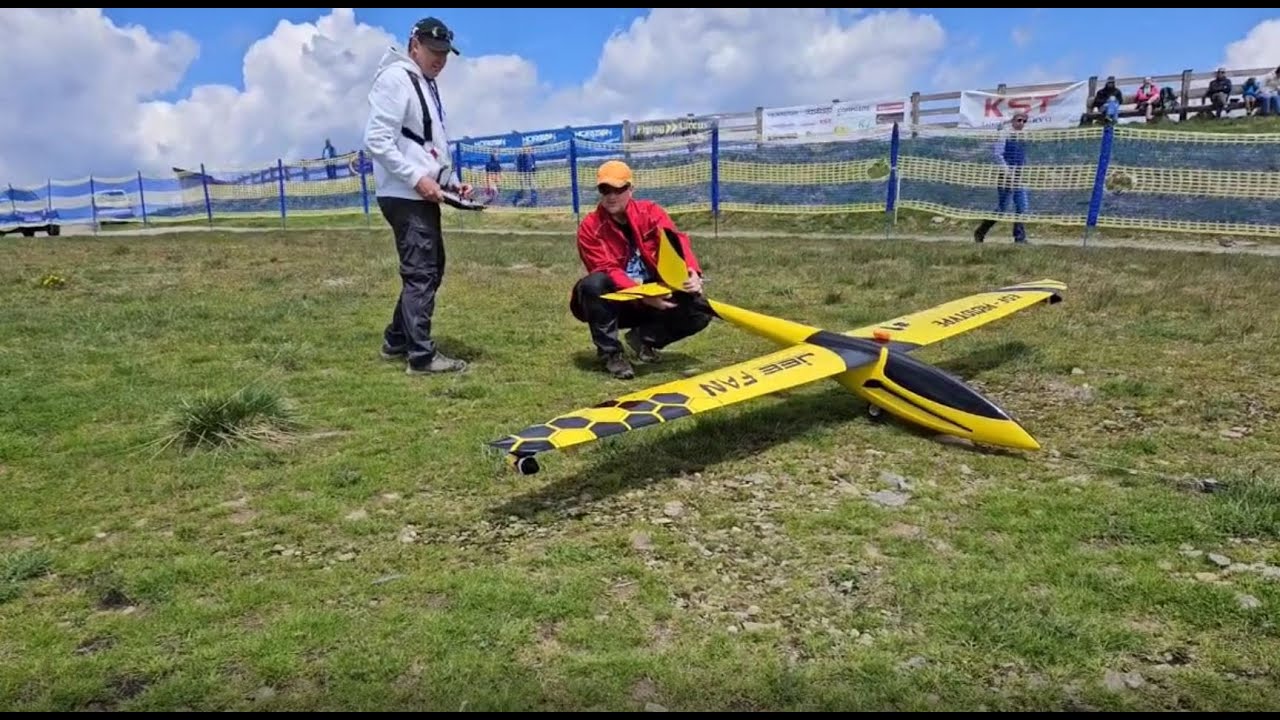 Flying Circus Fiss 2024 Steve Streff fliegt den JeeFan mit Rauch und Musik - Originalton