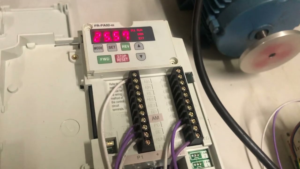 Mitsubishi Electric VFD and FX3S PLC simple start / stop with RUN feedback