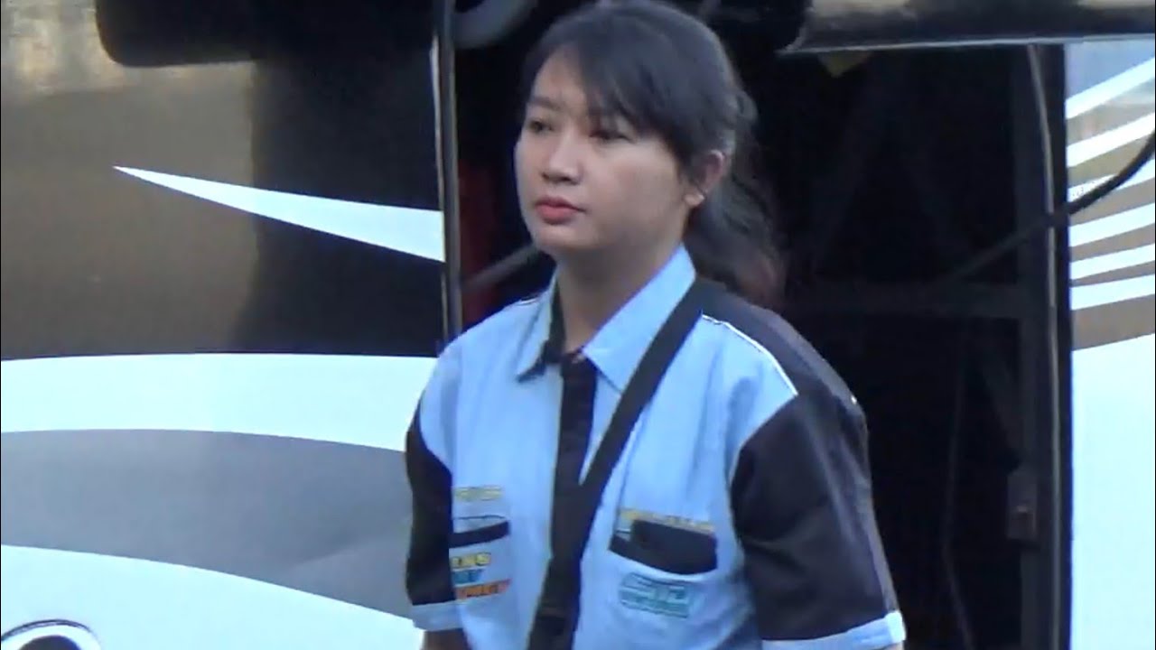 ARTIS MAGETAN HELEN Kernet Wanita Bus Sudiro Tungga Jaya Terminal Maospati