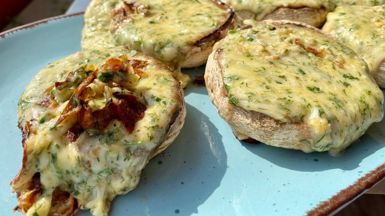 Ciuperci (Champignon) umplute cu cașcaval și verdețuri la grătar.