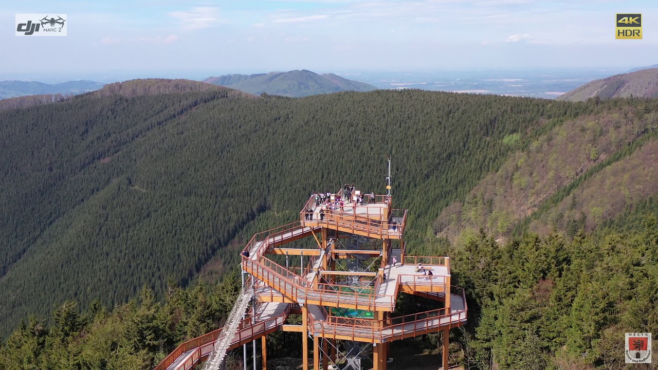 Stezka v oblac&iacute;ch VALA&Scaron;KA -  Rožnov pod Radho&scaron;těm 4K dronem