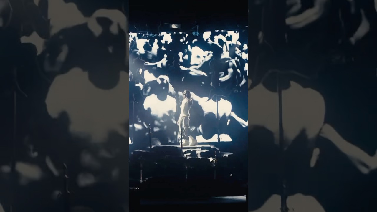 Rema performing “OZEBA” live from Chicago 🦇
