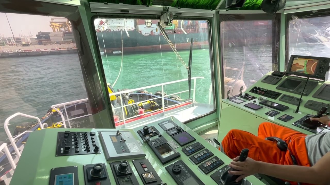 #ASD menarik kapal keluar dari pelabuhan