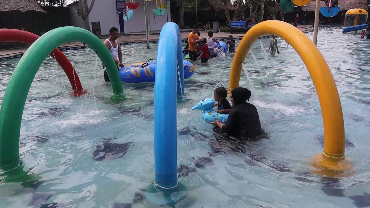 Senangnya Azufi di Temani Eyang Main Air di Teejay Waterpark Tasikmalaya