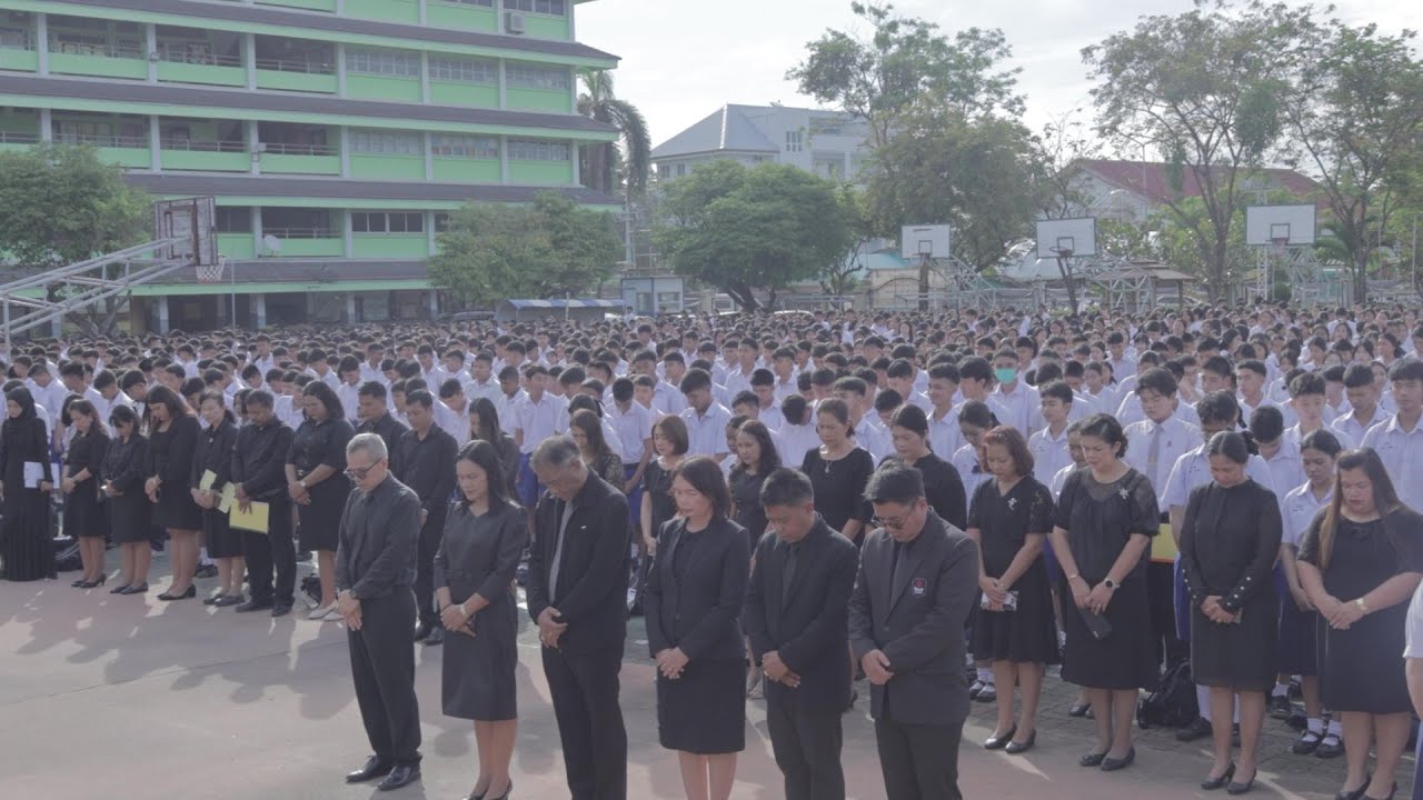 ยืนสงบนิ่งเป็นเวลา 93 วินาที เพื่อแสดงความอาลัยถวายแด่ พระบรมราชชนนีพันปีหลวง