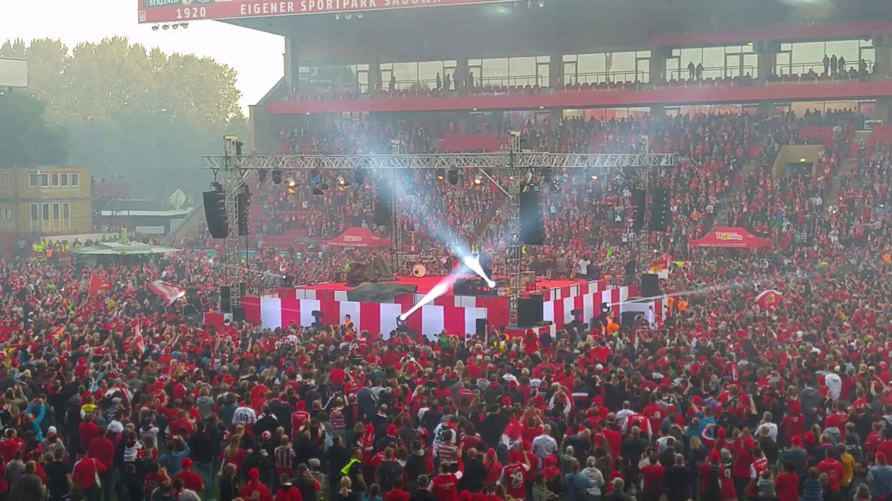 Aplauz fan&oacute;w Unionu dla Rafała Gikiewicza wchodzącego na scenę. Die Unioner begr&uuml;&szlig;en R.Gikiewicz