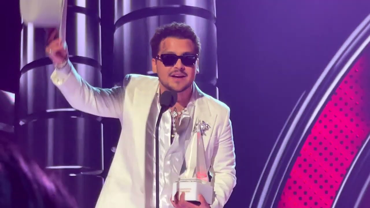 Chistian Nodal  Recibe premio ala evolución extraordinaria Latin American music awards