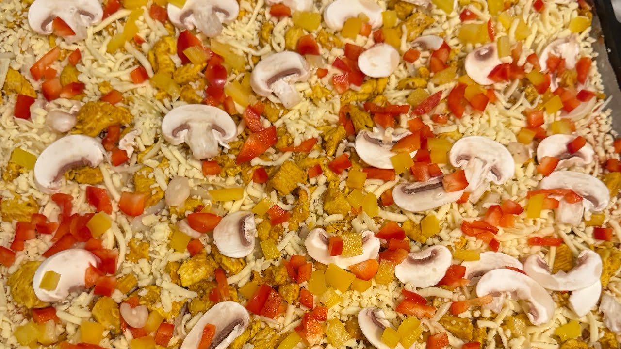 پیتزا خانگی با خمیر آماده برای زمانی که وقت زیاد نداریم😋 Homemade pizza with ready-made dough