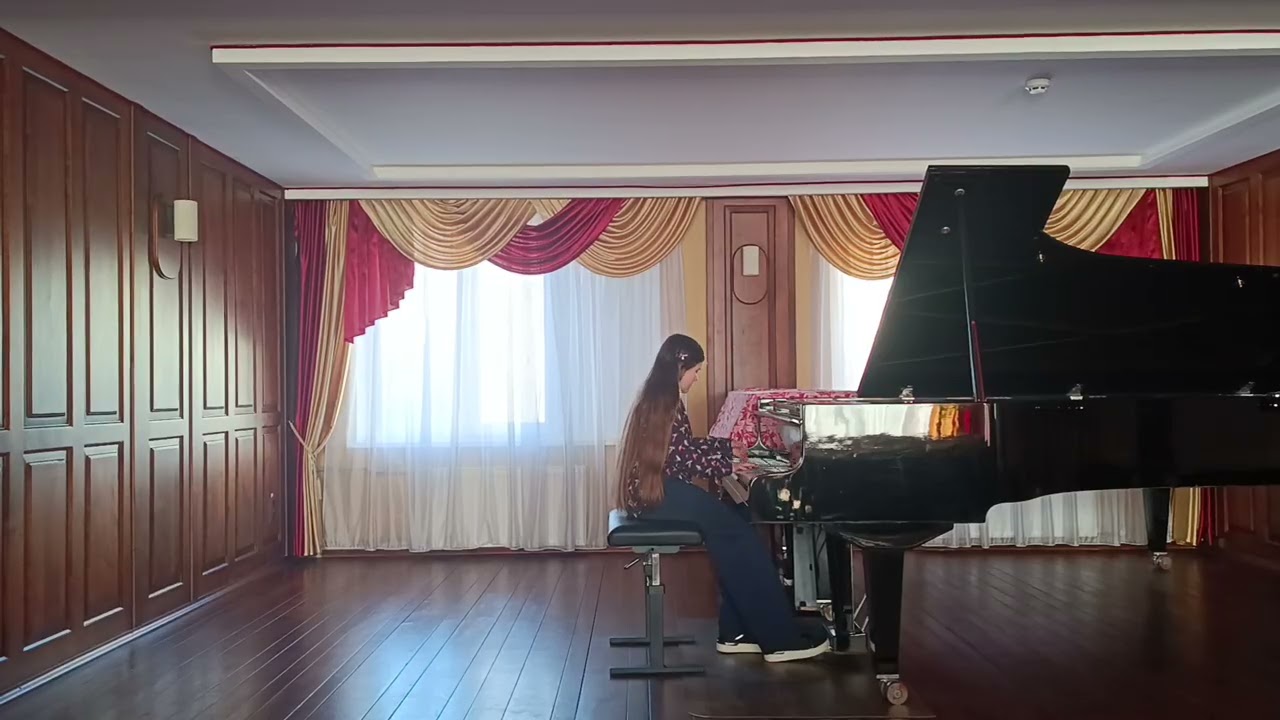 Сахно Анжеліка (6 кл.), виконує твір Павла Захарова 