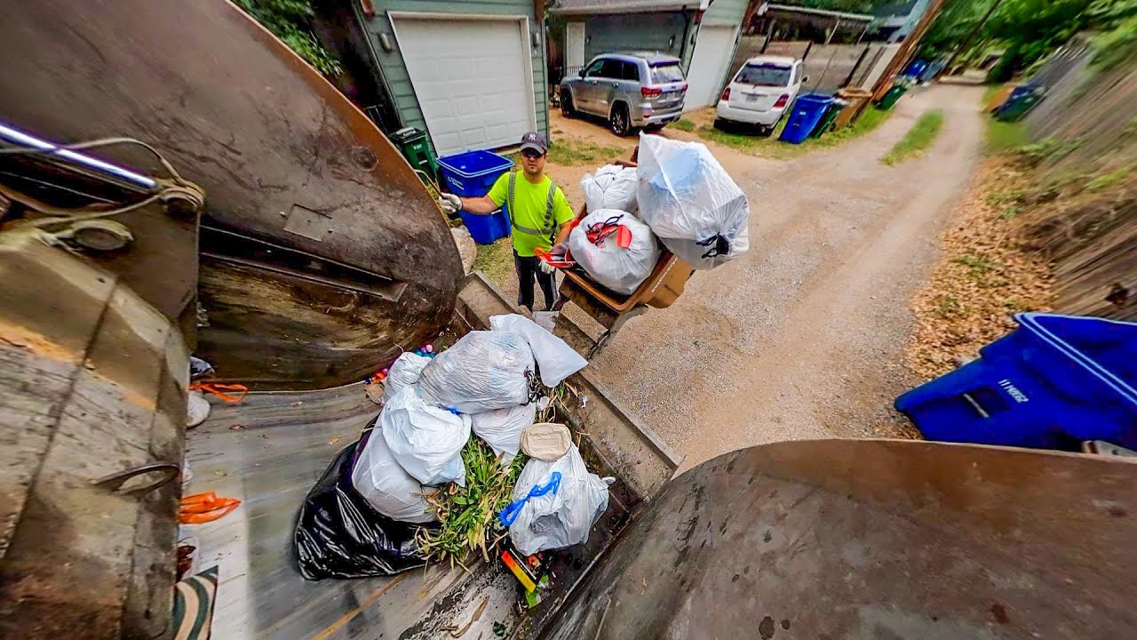 HOPPER VIEW - Ride Along on a HEIL Formula 4000 Garbage Truck