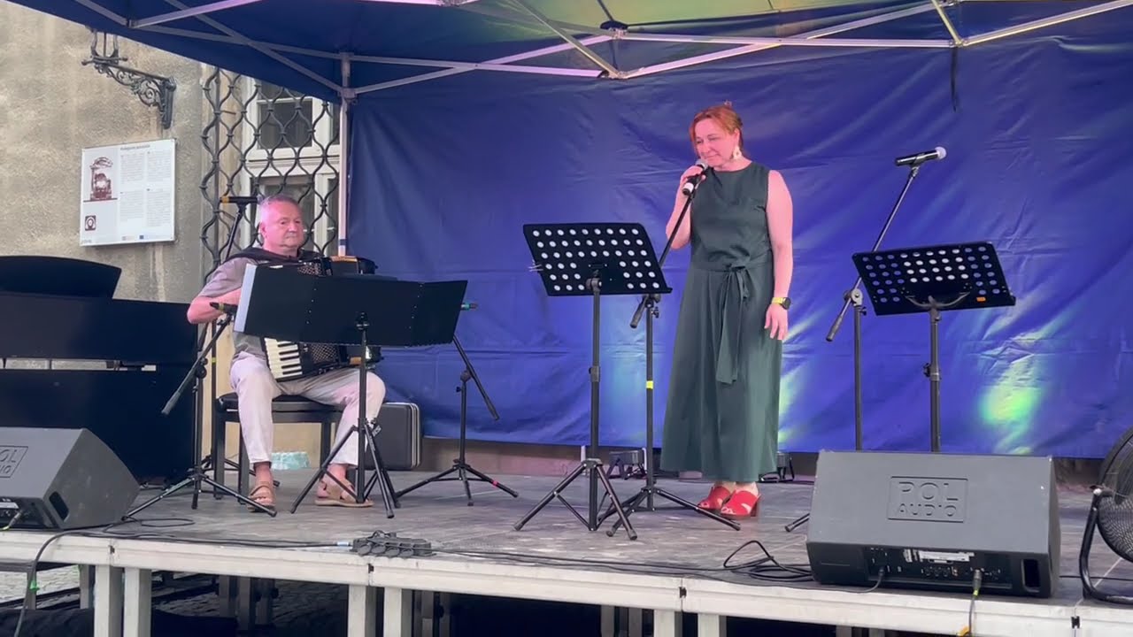 Oum le dauphin blanc, M. Legrand,  śpiew - Kasia, akordeon - Tomasz Łukaszczyk