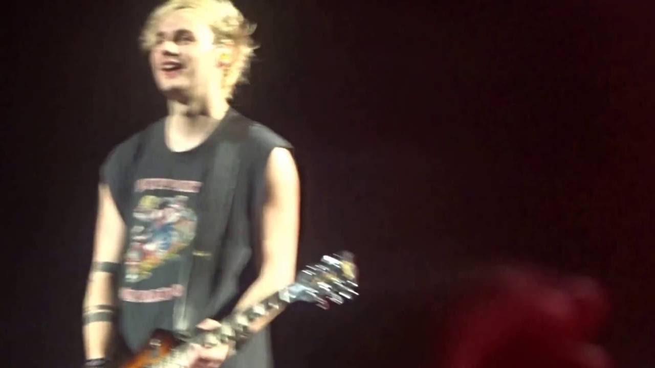 She Looks So Perfect - 5 Seconds of Summer - Nashville TN - 7/23/16