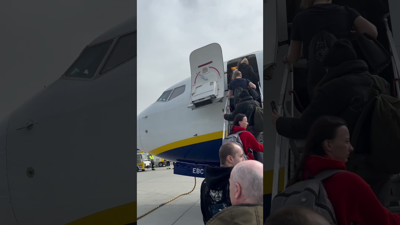 Посадка на самолет на рейс Rzeszow- Manchester. Passengers boarding an airplane. Ryanair