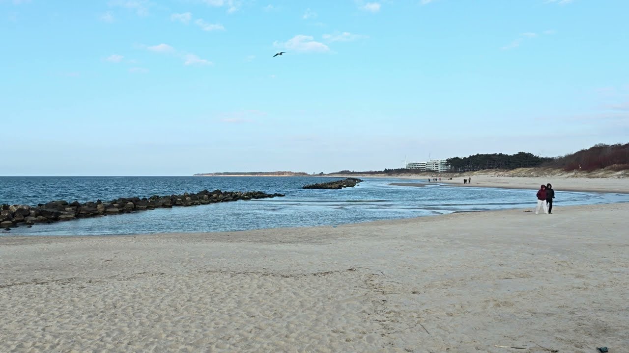 Darłówko, plaża obok hotelu Apollo, sobotnie popołudnie, 15 marca 2025, 4k hdr