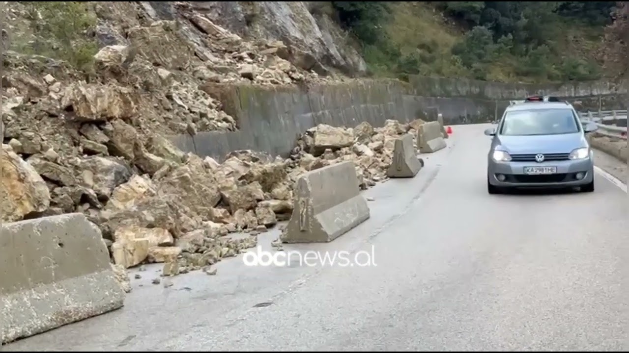 Moti i keq/ Masivi i gurëve shkëputet nga shpati në Qafën e Vishës, bllokohet njëri krah i rrugës