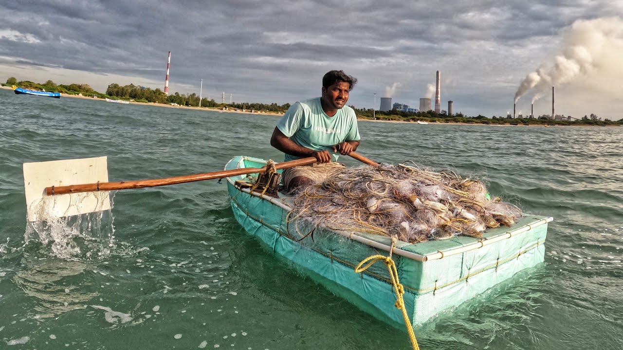 அப்பா குட்டி படகில் அதிகமான நண்டு அள்ளியாச்சு Father caught more crabs in the small boat