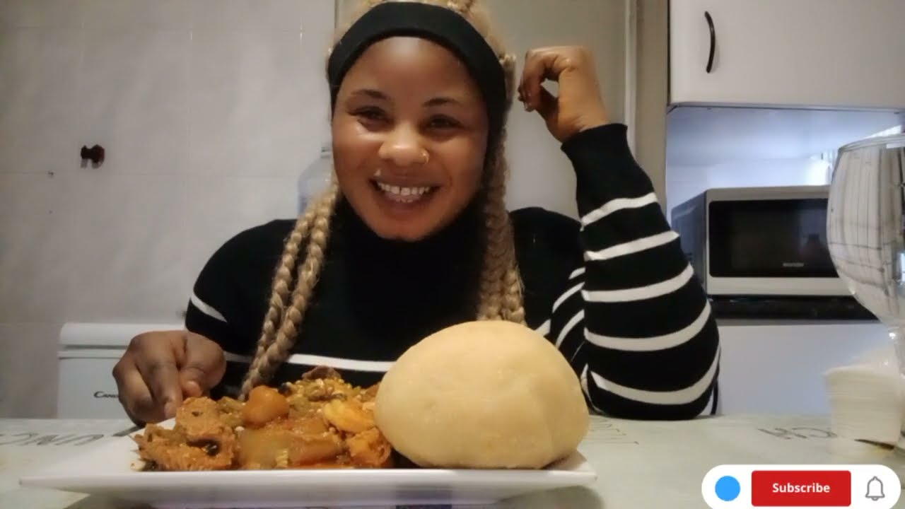 Eating  okra soup and cassava fufu nigeria food 😋 #viralyoutubevideo #eatingshow #everyone