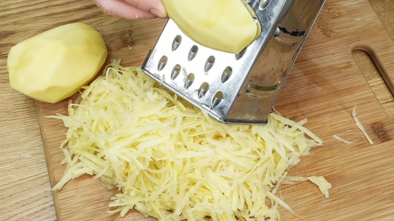 Просто натрите 3 картофелины и добавьте 2 яйца. Вкусный рецепт картофеля. Дешево и просто.