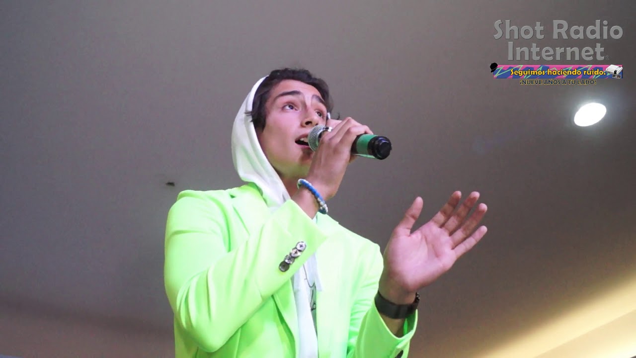 Emilo Osorio cantando en vivo en Plaza de las Estrellas - ¡Causaron furor!