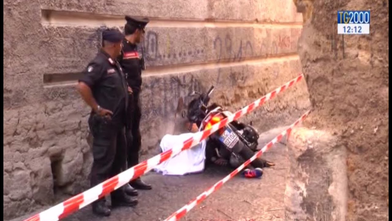 Agguato di camorra in pieno giorno a Napoli: due morti e un passante ferito
