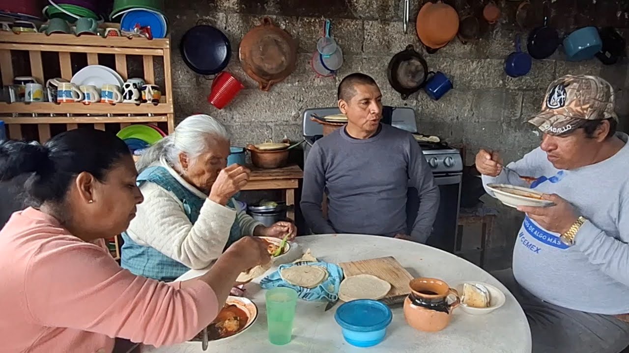 Aquí esta  el sazón hoy quelites papas y huevos  ahogados  en chilpozo asi disfrutamos la comida