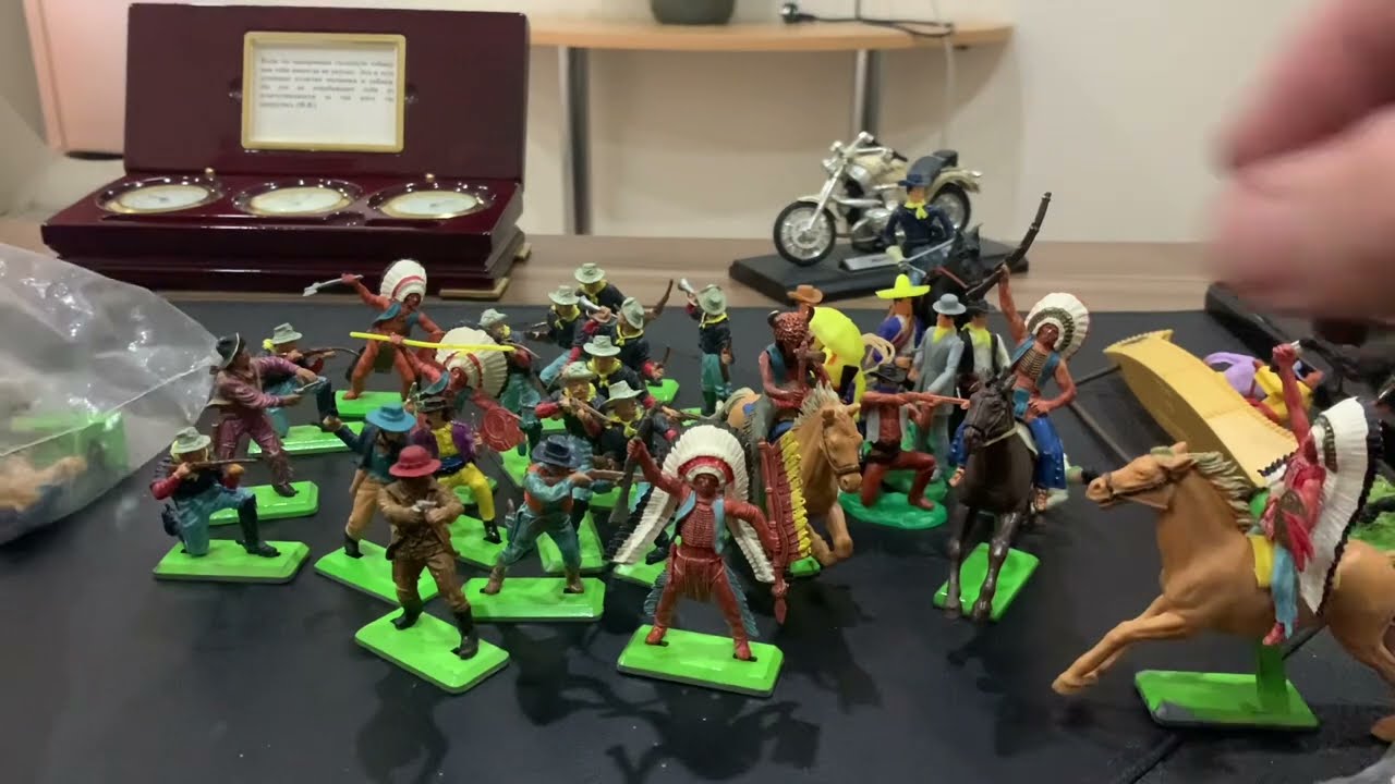 Ковбои и Индейцы компании Британс и др / Britains Detail / ELASTOLIN / Toy Cowboys and Indians