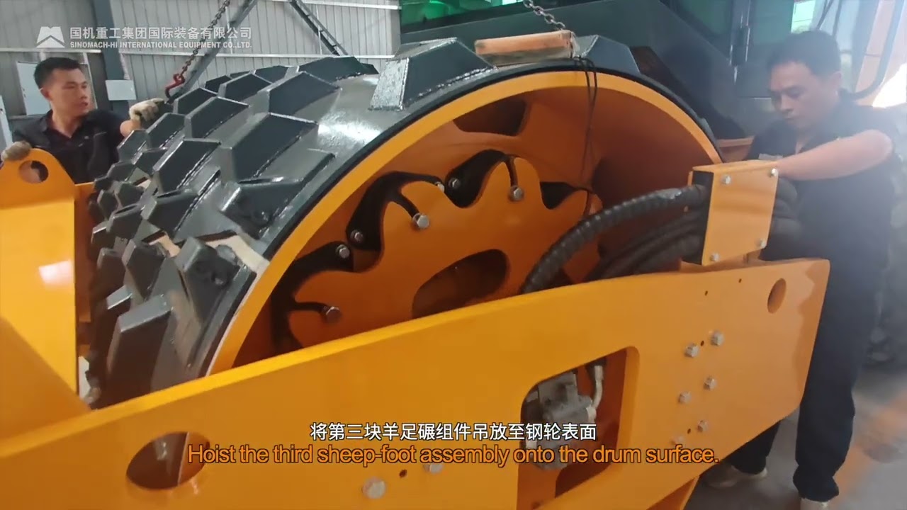 Installation of drum sheep-foot for road roller