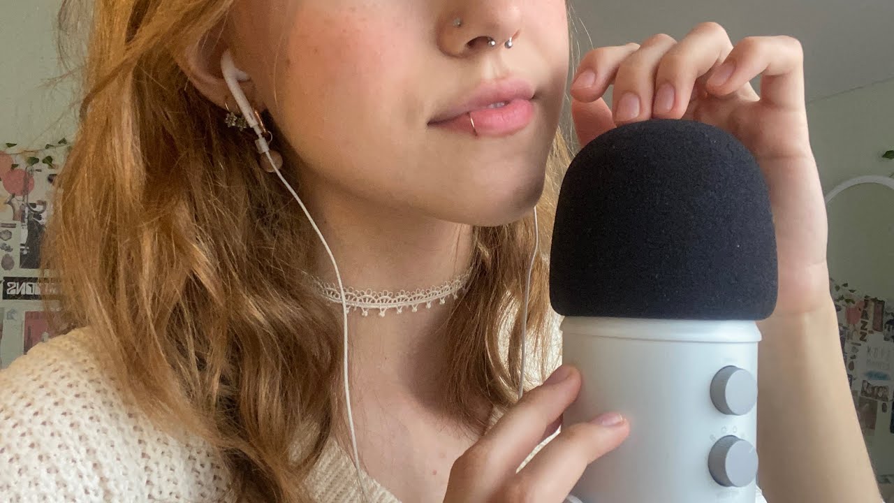 ASMR ^^ mic scratching + mouth sounds 🤎