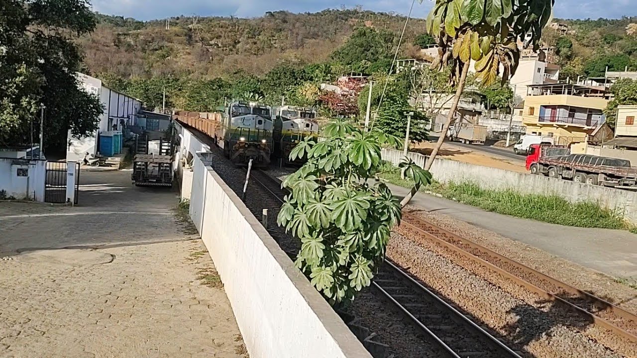 Graneleiro Parado Para Troca de Maquinistas Quando Passa um Minério de Ferro Vazio no Mesmo Sentido.