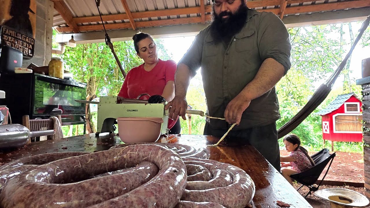 fazendo salame, defumando e guardando a banha de porco