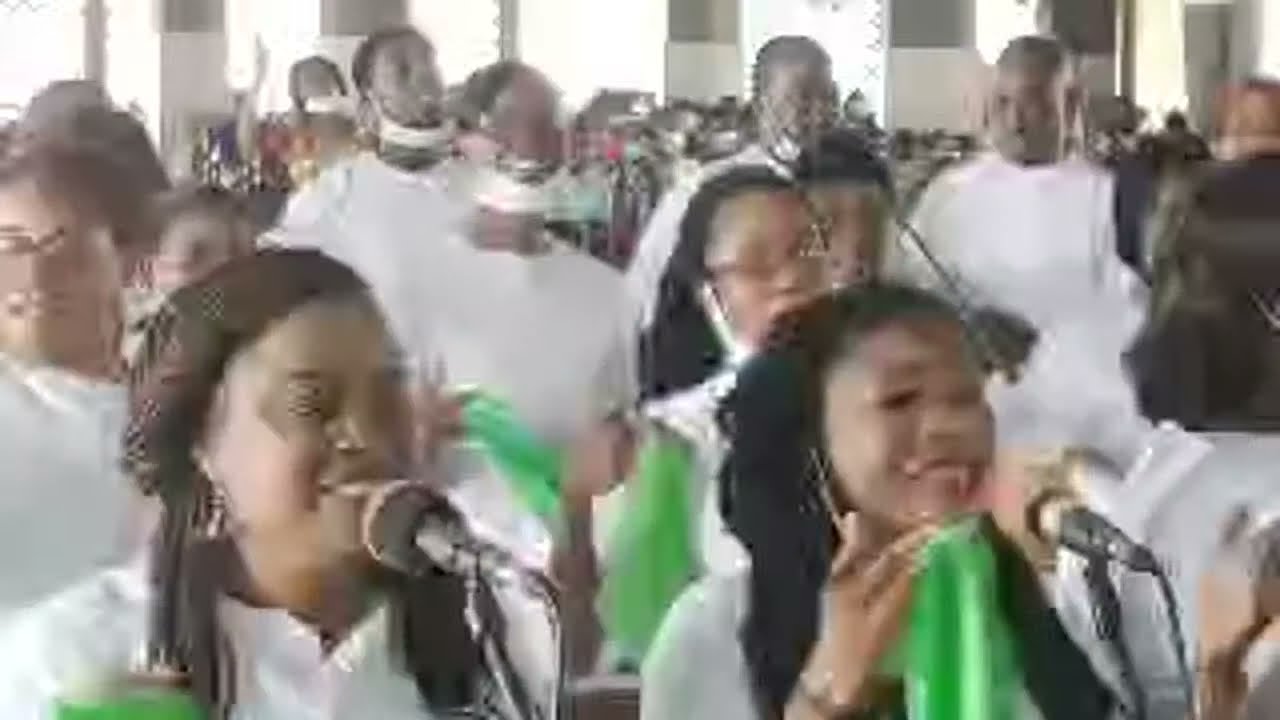 LOUANGE CATHOLIQUE  AVEC LA CHORALE MAGNIFICAT DE STE  ANNE PORT BOUET