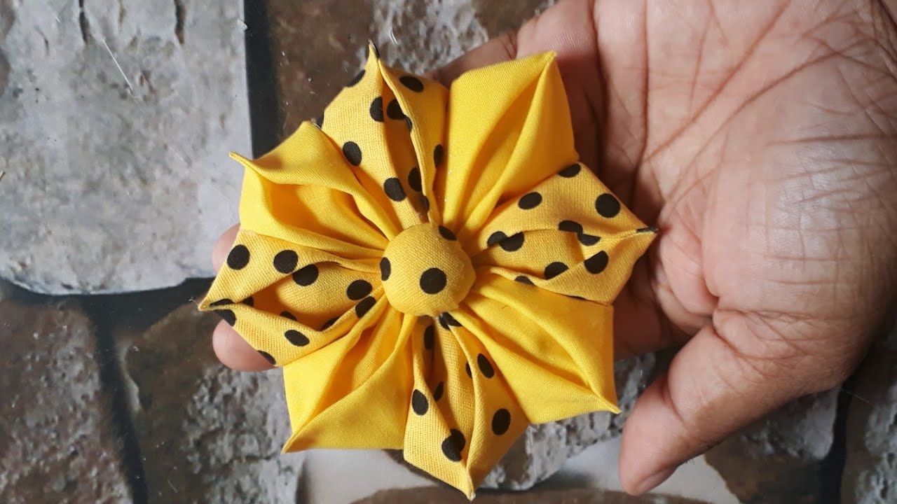 Flor diferente fuxico /retalho