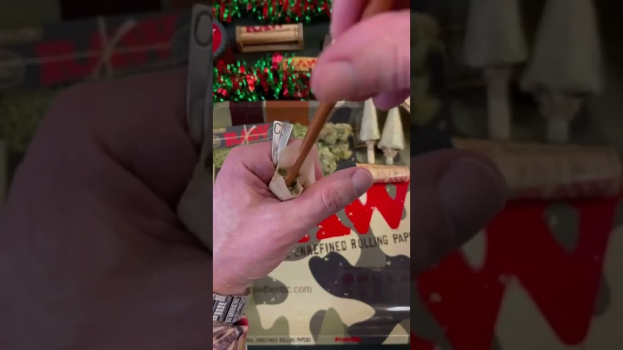 HOW TO ROLL A HAPPY LITTLE TREE