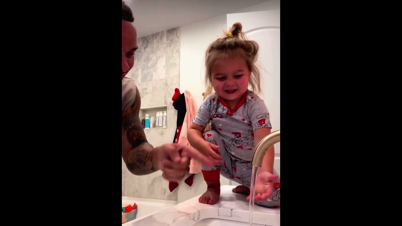 Kane Brown & Daughter play with sink water😂